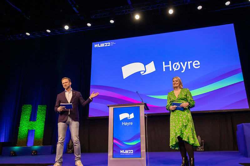 Tina Bru og Nikolai Astrup på talerstolen.
